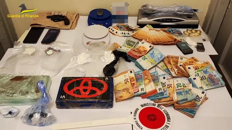 PISTOLA,ARMI E DROGA